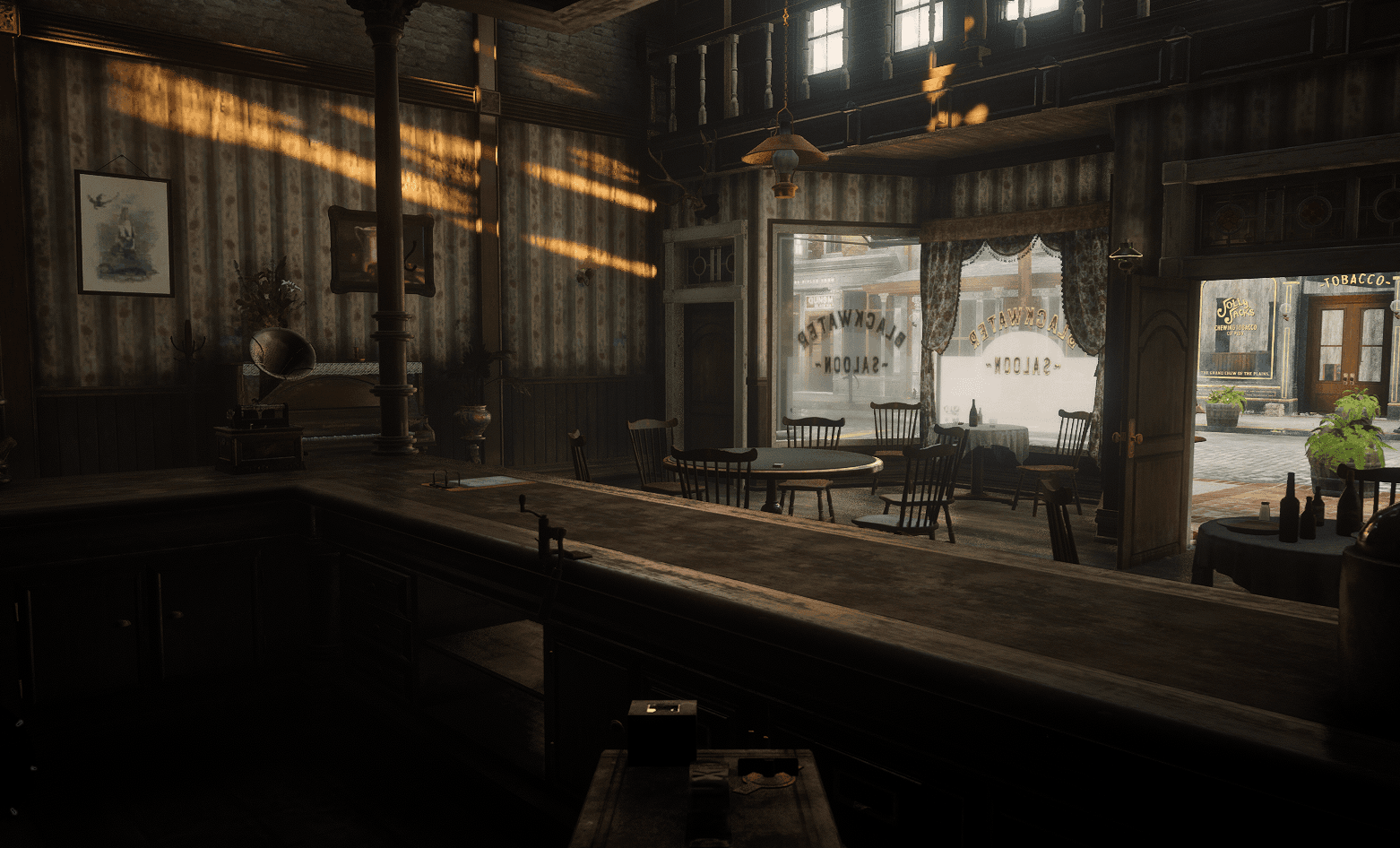 Interior de la taberna con su animado ambiente